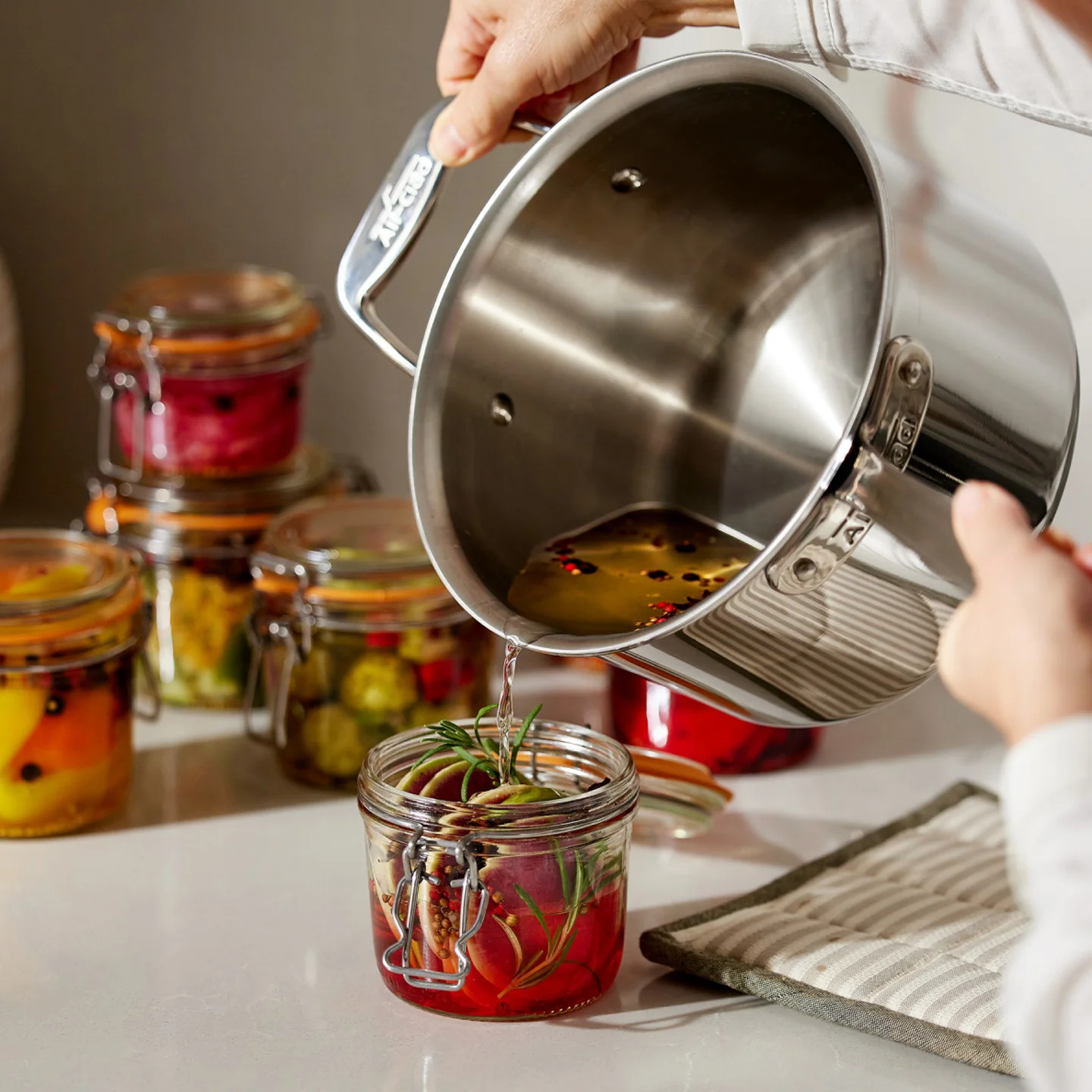 All-Clad G5 Graphite Core Saucepan with Lid 4Qt - Image 2