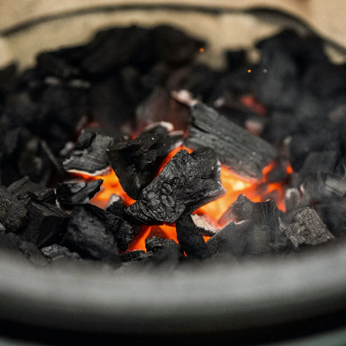 Big Green Egg Maple Lumpwood Charcoal / 8kg - Image 3