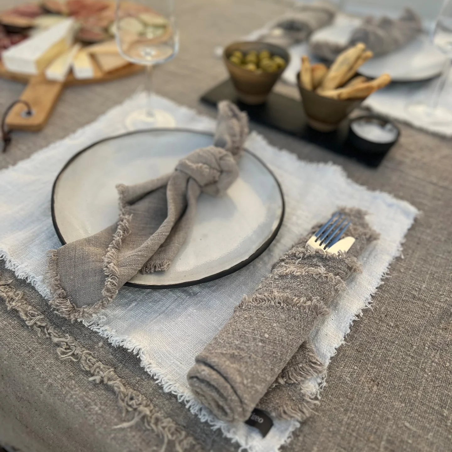 AquaVireo Fringed Coarse Linen Placemats / Pack of 4 / White - Image 3