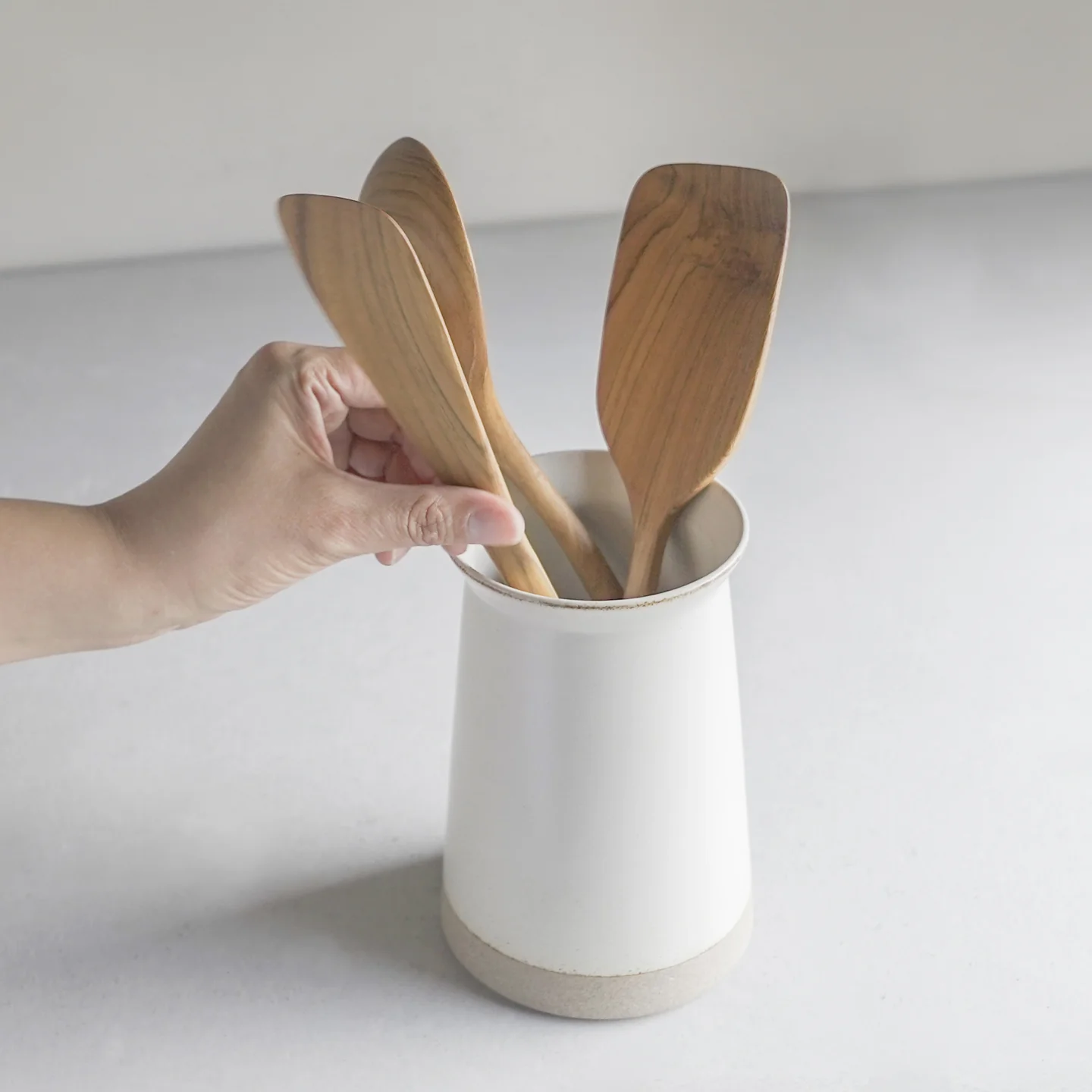 Kinto Ceramic Lab Utensil Holder / White - Image 3