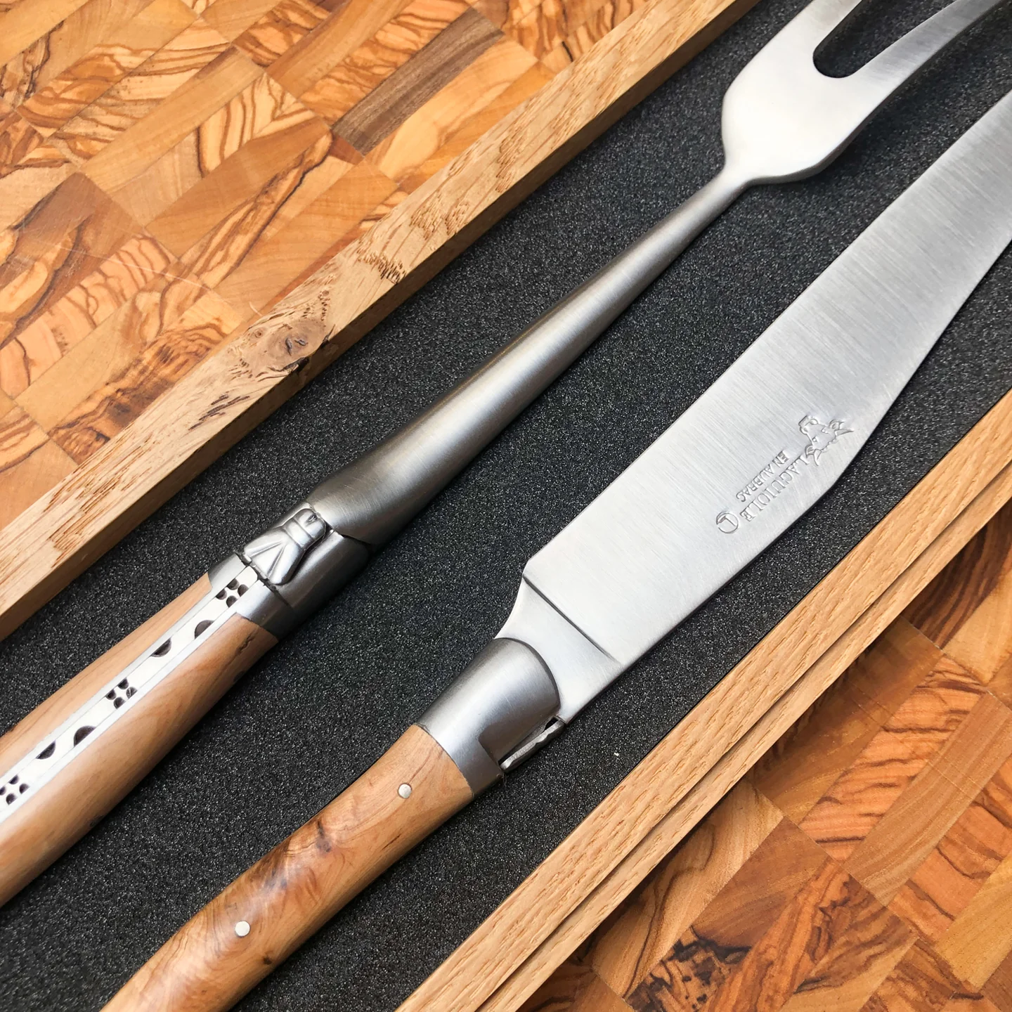 Laguiole en Aubrac Carving Set with Juniper Handle - Image 3