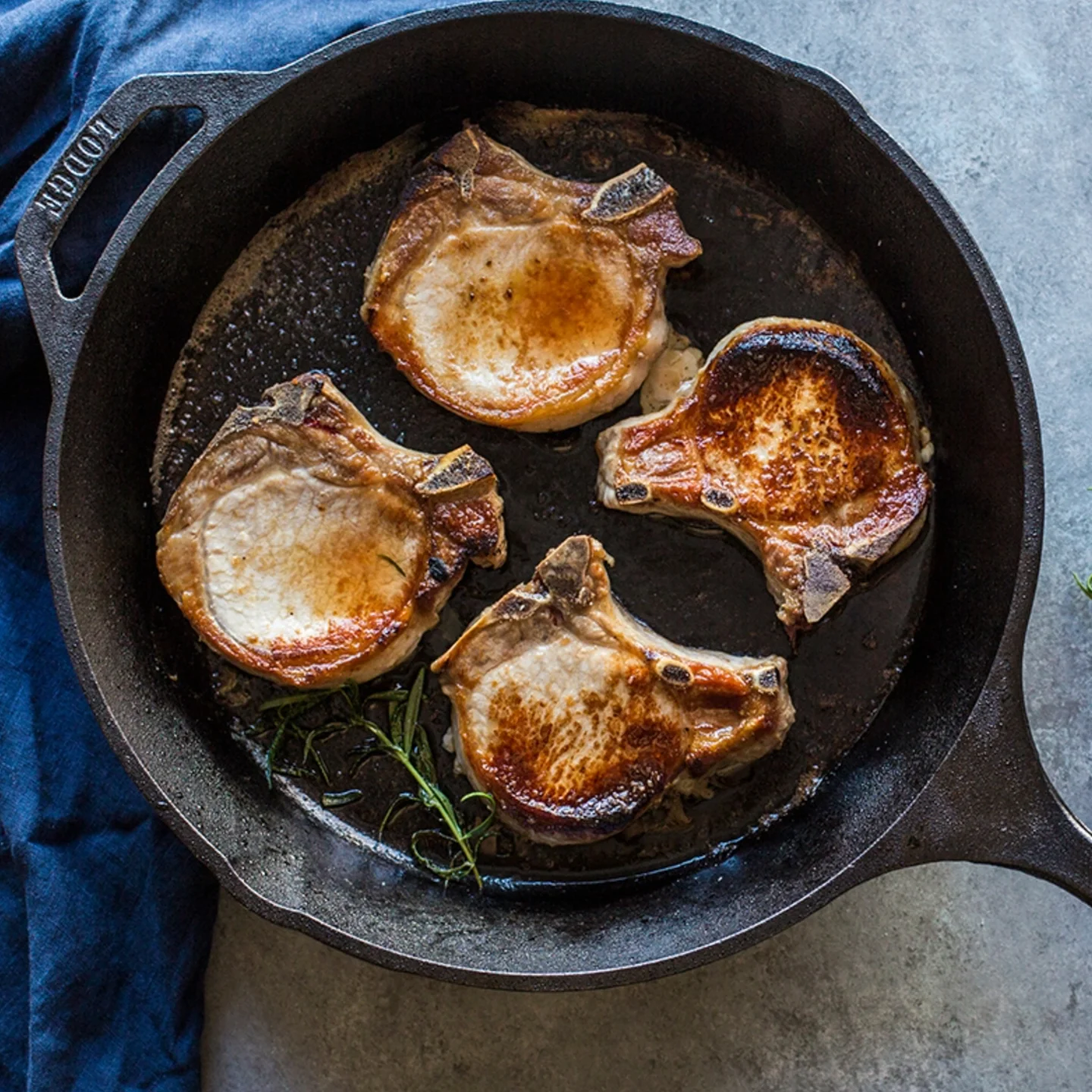 Lodge Round Skillet 2 Piece Set - Image 2