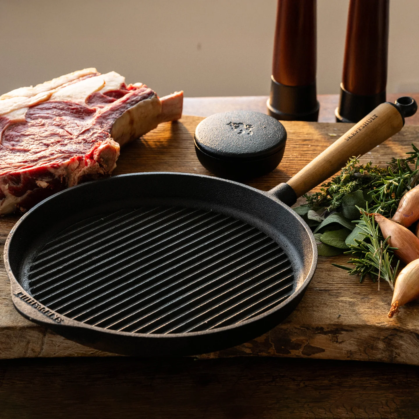 Skeppshult Cast Iron Grill Pan with Walnut Handle - Image 2
